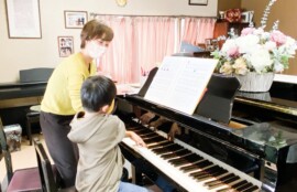 ピアノを弾く男の子と先生　高知市ピアノ教室