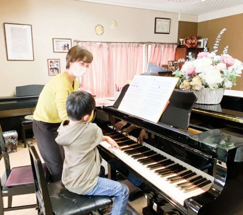 ピアノを弾く男の子と先生　高知市ピアノ教室