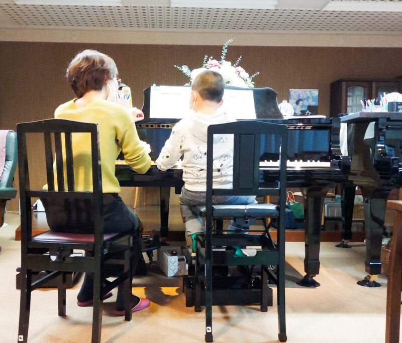 ピアノを弾く男の子と先生　高知市　西久万ピアノ教室
