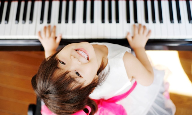 ピアノを弾く幼児