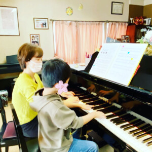 ピアノを弾く男の子と先生　高知市　西久万ピアノ教室