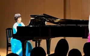 ピアノを弾く講師　山本扶美