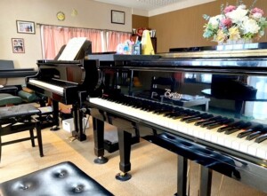 西久万ピアノ教室の2台のピアノ
