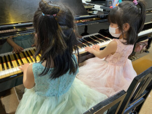 ピアノを弾く二人の女の子