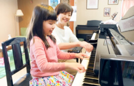 ピアノを弾く先生と生徒　高知市ピアノ教室