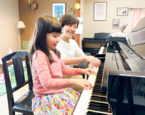 ピアノを弾く先生と生徒　高知市ピアノ教室