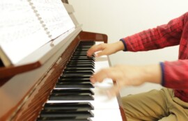 ピアノを練習する小学生