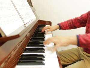 ピアノを練習する小学生
