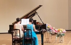 ピアノを演奏する二人の中学生女子
