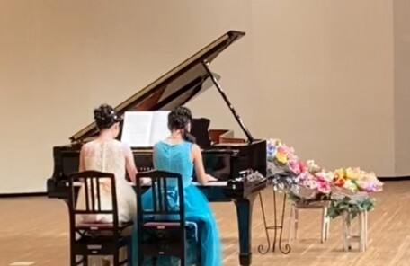 ピアノを演奏する二人の中学生女子
